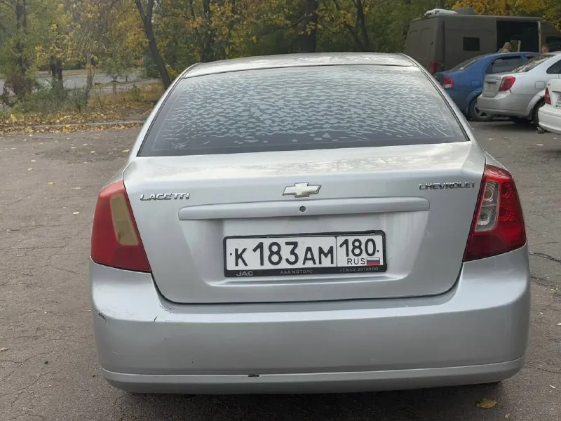 Продам chevrolet lacetti 2007 года выпуска, двигатель 1.6 газ/бенз с сочетании с автоматической коробкой передач. автомобиль в хорошем техническом состоянии, полностью обслуживание, коробка работает нормально, двигатель не дымит не стучит, работает тихо и ровно, ходовая без нареканий. по кузову есть мелкие нюансы что видно на фото. пробег родной, не скручен!!! на все детальные вопросы отвечу по телефону. документы в порядке, газ вписан. звоните : +79493222099. цена 530т. рублей, реальному покупателю хороший торг у капота. - фотография - 4