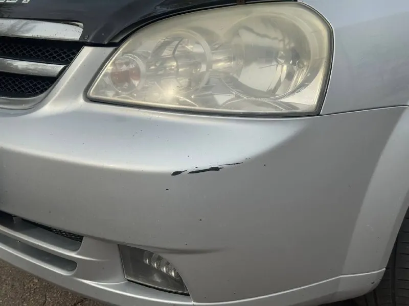 Продам chevrolet lacetti 2007 года выпуска, двигатель 1.6 газ/бенз с сочетании с автоматической коробкой передач. автомобиль в хорошем техническом состоянии, полностью обслуживание, коробка работает нормально, двигатель не дымит не стучит, работает тихо и ровно, ходовая без нареканий. по кузову есть мелкие нюансы что видно на фото. пробег родной, не скручен!!! на все детальные вопросы отвечу по телефону. документы в порядке, газ вписан. звоните : +79493222099. цена 530т. рублей, реальному покупателю хороший торг у капота. - фотография - 5