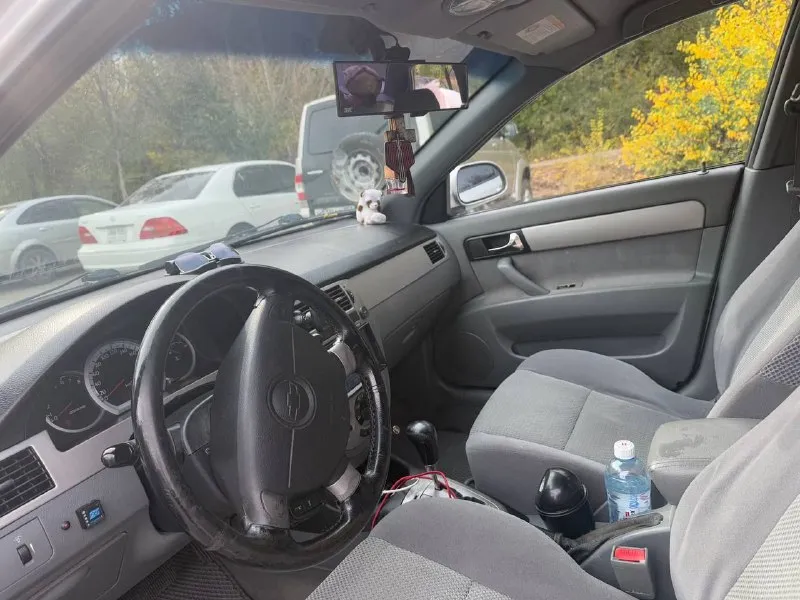 Продам chevrolet lacetti 2007 года выпуска, двигатель 1.6 газ/бенз с сочетании с автоматической коробкой передач. автомобиль в хорошем техническом состоянии, полностью обслуживание, коробка работает нормально, двигатель не дымит не стучит, работает тихо и ровно, ходовая без нареканий. по кузову есть мелкие нюансы что видно на фото. пробег родной, не скручен!!! на все детальные вопросы отвечу по телефону. документы в порядке, газ вписан. звоните : +79493222099. цена 530т. рублей, реальному покупателю хороший торг у капота. - фотография - 6