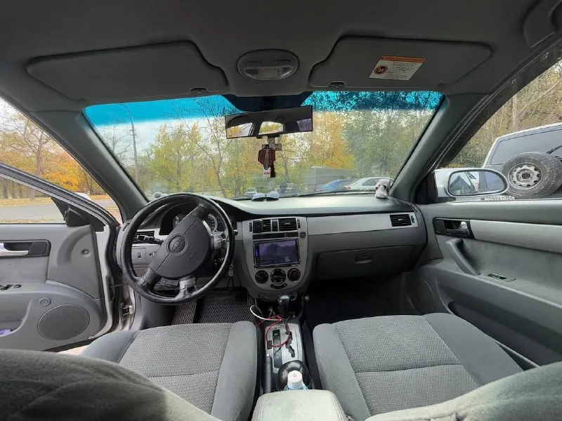 Продам chevrolet lacetti 2007 года выпуска, двигатель 1.6 газ/бенз с сочетании с автоматической коробкой передач. автомобиль в хорошем техническом состоянии, полностью обслуживание, коробка работает нормально, двигатель не дымит не стучит, работает тихо и ровно, ходовая без нареканий. по кузову есть мелкие нюансы что видно на фото. пробег родной, не скручен!!! на все детальные вопросы отвечу по телефону. документы в порядке, газ вписан. звоните : +79493222099. цена 530т. рублей, реальному покупателю хороший торг у капота. - фотография - 8