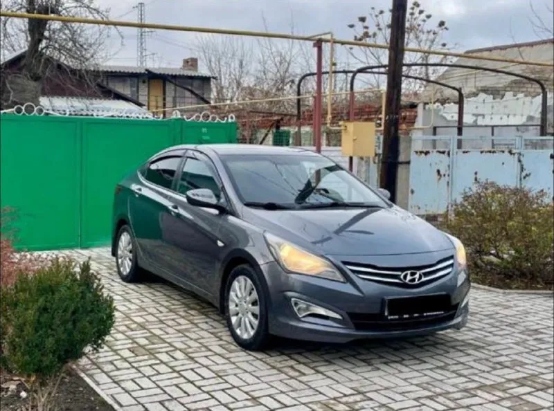 Срочно продам ‼️🚨 hyundai solaris 2016 года, кузов: в отличном состоянии, полностью вся в родне двигатель: работает без лишнего шума, полностью обслужен, пробег 182000км✅ коробка не хрустит не выбивает включается все плавно, ✅ ходовая: часть без шума ничего не гремит не стучит, ✅ комплектация максимальная: 4 стеклоподъемника, подогрев сидений, подогрев всех зеркал, электро-зеркала, кондиционер, мульти-руль, штатная музыка. ✅ за машиной ухаживала каждые 8к км меняю масло салон чистый и опрятный, в машине не курили. все вопросы в лс или звоните по номеру✅ +79499583699 г. донецк. цена 860.000₽ торг - фотография - 1