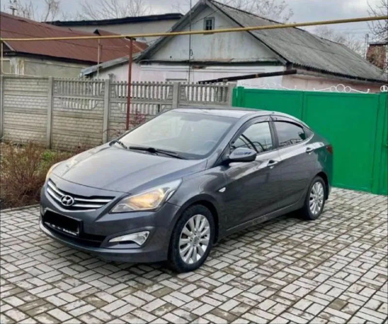 Срочно продам ‼️🚨 hyundai solaris 2016 года, кузов: в отличном состоянии, полностью вся в родне двигатель: работает без лишнего шума, полностью обслужен, пробег 182000км✅ коробка не хрустит не выбивает включается все плавно, ✅ ходовая: часть без шума ничего не гремит не стучит, ✅ комплектация максимальная: 4 стеклоподъемника, подогрев сидений, подогрев всех зеркал, электро-зеркала, кондиционер, мульти-руль, штатная музыка. ✅ за машиной ухаживала каждые 8к км меняю масло салон чистый и опрятный, в машине не курили. все вопросы в лс или звоните по номеру✅ +79499583699 г. донецк. цена 860.000₽ торг - фотография - 2