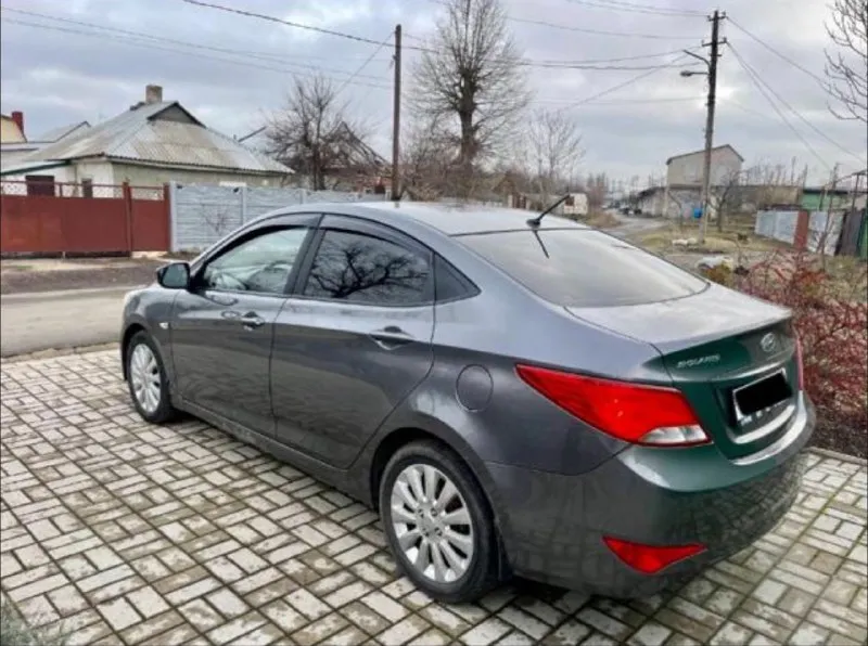 Срочно продам ‼️🚨 hyundai solaris 2016 года, кузов: в отличном состоянии, полностью вся в родне двигатель: работает без лишнего шума, полностью обслужен, пробег 182000км✅ коробка не хрустит не выбивает включается все плавно, ✅ ходовая: часть без шума ничего не гремит не стучит, ✅ комплектация максимальная: 4 стеклоподъемника, подогрев сидений, подогрев всех зеркал, электро-зеркала, кондиционер, мульти-руль, штатная музыка. ✅ за машиной ухаживала каждые 8к км меняю масло салон чистый и опрятный, в машине не курили. все вопросы в лс или звоните по номеру✅ +79499583699 г. донецк. цена 860.000₽ торг - фотография - 3