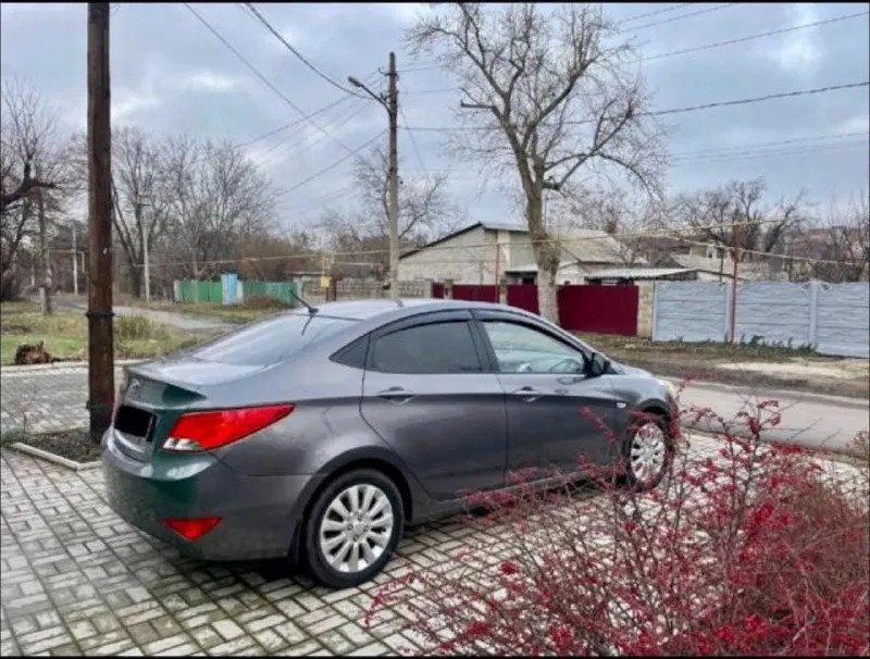 Срочно продам ‼️🚨 hyundai solaris 2016 года, кузов: в отличном состоянии, полностью вся в родне двигатель: работает без лишнего шума, полностью обслужен, пробег 182000км✅ коробка не хрустит не выбивает включается все плавно, ✅ ходовая: часть без шума ничего не гремит не стучит, ✅ комплектация максимальная: 4 стеклоподъемника, подогрев сидений, подогрев всех зеркал, электро-зеркала, кондиционер, мульти-руль, штатная музыка. ✅ за машиной ухаживала каждые 8к км меняю масло салон чистый и опрятный, в машине не курили. все вопросы в лс или звоните по номеру✅ +79499583699 г. донецк. цена 860.000₽ торг - фотография - 4