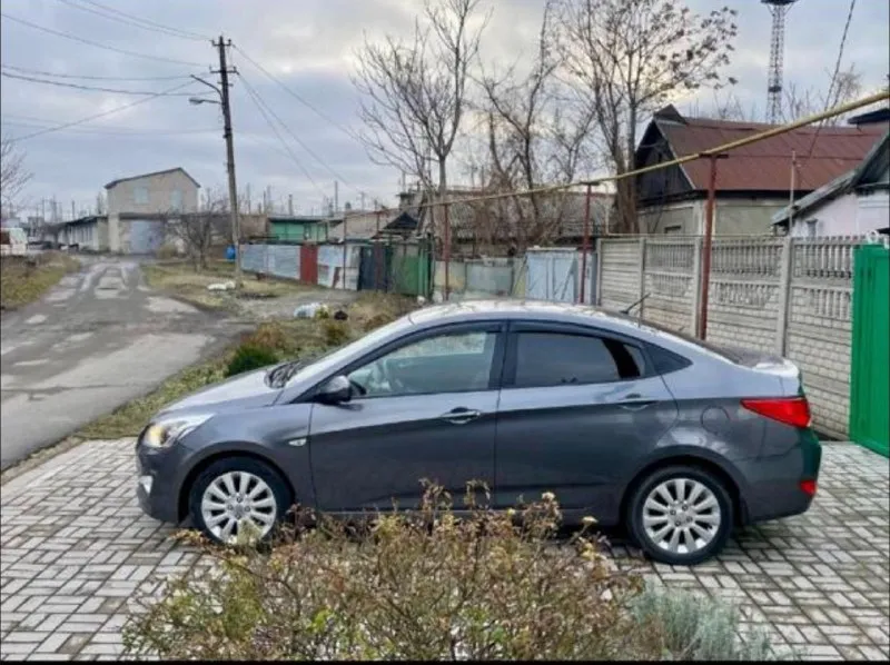 Срочно продам ‼️🚨 hyundai solaris 2016 года, кузов: в отличном состоянии, полностью вся в родне двигатель: работает без лишнего шума, полностью обслужен, пробег 182000км✅ коробка не хрустит не выбивает включается все плавно, ✅ ходовая: часть без шума ничего не гремит не стучит, ✅ комплектация максимальная: 4 стеклоподъемника, подогрев сидений, подогрев всех зеркал, электро-зеркала, кондиционер, мульти-руль, штатная музыка. ✅ за машиной ухаживала каждые 8к км меняю масло салон чистый и опрятный, в машине не курили. все вопросы в лс или звоните по номеру✅ +79499583699 г. донецк. цена 860.000₽ торг - фотография - 5