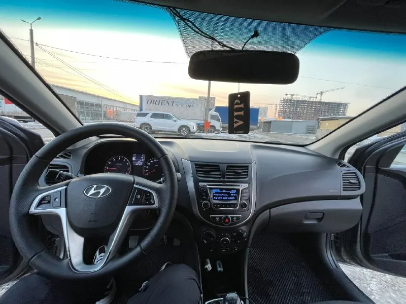 Срочно продам ‼️🚨 hyundai solaris 2016 года, кузов: в отличном состоянии, полностью вся в родне двигатель: работает без лишнего шума, полностью обслужен, пробег 182000км✅ коробка не хрустит не выбивает включается все плавно, ✅ ходовая: часть без шума ничего не гремит не стучит, ✅ комплектация максимальная: 4 стеклоподъемника, подогрев сидений, подогрев всех зеркал, электро-зеркала, кондиционер, мульти-руль, штатная музыка. ✅ за машиной ухаживала каждые 8к км меняю масло салон чистый и опрятный, в машине не курили. все вопросы в лс или звоните по номеру✅ +79499583699 г. донецк. цена 860.000₽ торг - фотография - 6