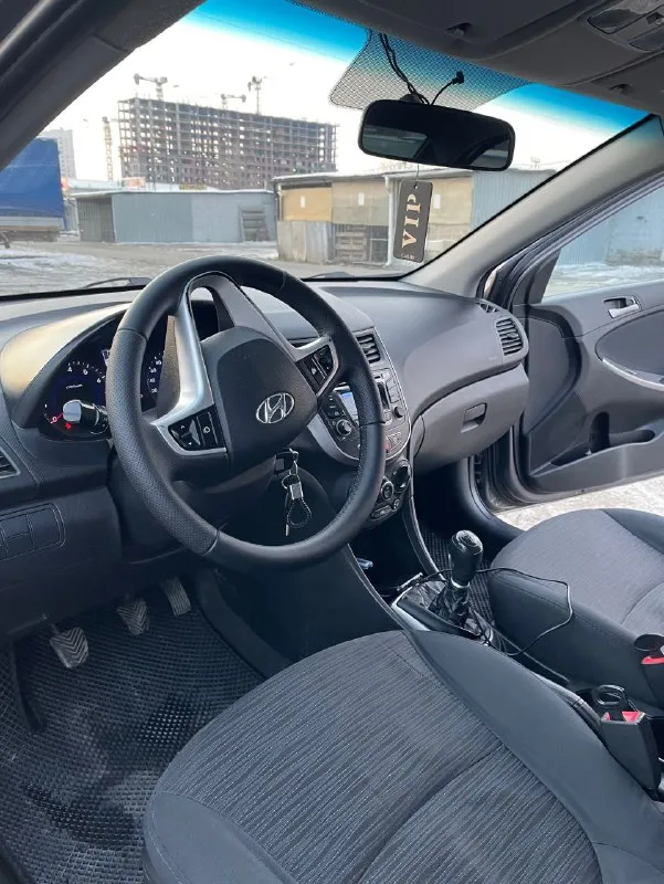 Срочно продам ‼️🚨 hyundai solaris 2016 года, кузов: в отличном состоянии, полностью вся в родне двигатель: работает без лишнего шума, полностью обслужен, пробег 182000км✅ коробка не хрустит не выбивает включается все плавно, ✅ ходовая: часть без шума ничего не гремит не стучит, ✅ комплектация максимальная: 4 стеклоподъемника, подогрев сидений, подогрев всех зеркал, электро-зеркала, кондиционер, мульти-руль, штатная музыка. ✅ за машиной ухаживала каждые 8к км меняю масло салон чистый и опрятный, в машине не курили. все вопросы в лс или звоните по номеру✅ +79499583699 г. донецк. цена 860.000₽ торг - фотография - 7