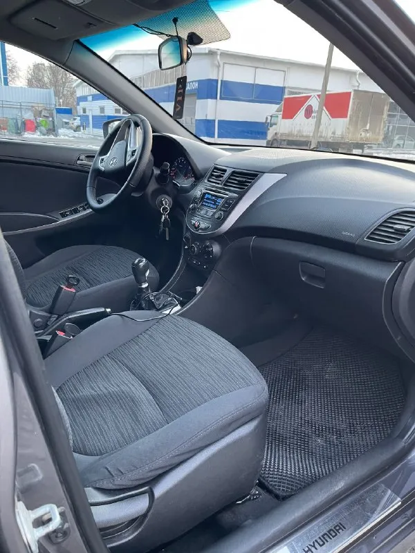 Срочно продам ‼️🚨 hyundai solaris 2016 года, кузов: в отличном состоянии, полностью вся в родне двигатель: работает без лишнего шума, полностью обслужен, пробег 182000км✅ коробка не хрустит не выбивает включается все плавно, ✅ ходовая: часть без шума ничего не гремит не стучит, ✅ комплектация максимальная: 4 стеклоподъемника, подогрев сидений, подогрев всех зеркал, электро-зеркала, кондиционер, мульти-руль, штатная музыка. ✅ за машиной ухаживала каждые 8к км меняю масло салон чистый и опрятный, в машине не курили. все вопросы в лс или звоните по номеру✅ +79499583699 г. донецк. цена 860.000₽ торг - фотография - 8