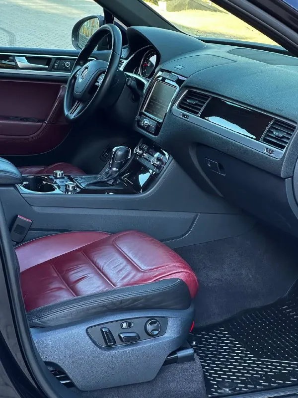 Volkswagen touareg кпп - автоматическая ( asin ) двигатель - 4.1tdi v8 4motion год выпуска - 2010 пробег - 190.000км цена - 1.920.000₽ тел. +79493902663 либо: +7 (949) 679-98-14 в продаже шикарный джип который содержит в себе идеальное сочетания надежности, мощности и экономичности. автомобиль имеет шикарный вид, проведена полная палировка кузова с покрытием жидкого стекла. стоят правильные колеса ( без внимания на дороге не оставит ) в жирной комплектации exclusive: прекрасное сочетание цветов салона, которое есть только в данной комплектации; двухзонный климат-контроль; эл. привод богажника; эл. привод передних сидений с памятью; бесключевой доступ; круиз-контроль; штатный адаптивный ксенон; датчик дождя и света; эл. складываемые зеркала с подогревом; штатная мультимедиа со всеми современными плюшками; подогревы сидений; подогрев лобового; запуск двигателя с кнопки; парктроники и многое другое. авто дарит кучу положительных эмоций от вождения с 📲 tg: @vladimir_23_23_23 📞 звоните: +7(949)3902663 - фотография - 8