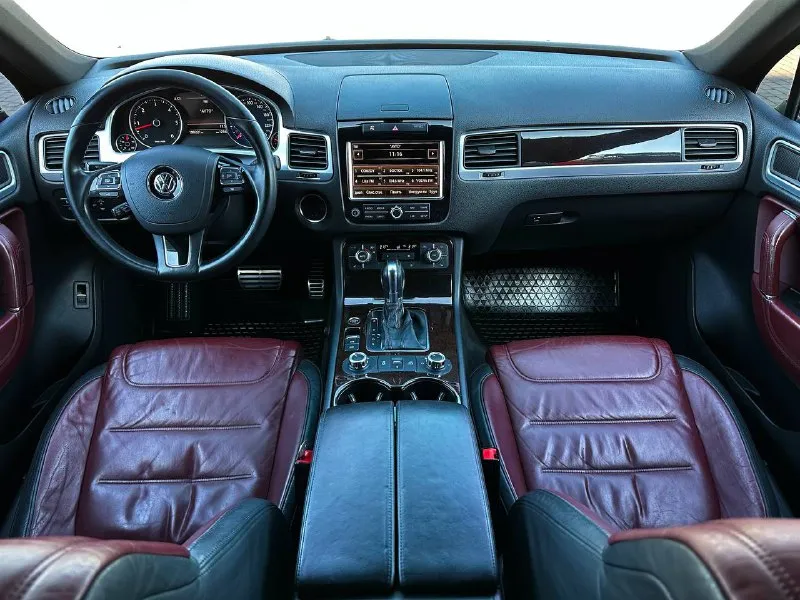 Volkswagen touareg кпп - автоматическая ( asin ) двигатель - 4.1tdi v8 4motion год выпуска - 2010 пробег - 190.000км цена - 1.920.000₽ тел. +79493902663 либо: +7 (949) 679-98-14 в продаже шикарный джип который содержит в себе идеальное сочетания надежности, мощности и экономичности. автомобиль имеет шикарный вид, проведена полная палировка кузова с покрытием жидкого стекла. стоят правильные колеса ( без внимания на дороге не оставит ) в жирной комплектации exclusive: прекрасное сочетание цветов салона, которое есть только в данной комплектации; двухзонный климат-контроль; эл. привод богажника; эл. привод передних сидений с памятью; бесключевой доступ; круиз-контроль; штатный адаптивный ксенон; датчик дождя и света; эл. складываемые зеркала с подогревом; штатная мультимедиа со всеми современными плюшками; подогревы сидений; подогрев лобового; запуск двигателя с кнопки; парктроники и многое другое. авто дарит кучу положительных эмоций от вождения с 📲 tg: @vladimir_23_23_23 📞 звоните: +7(949)3902663 - фотография - 9