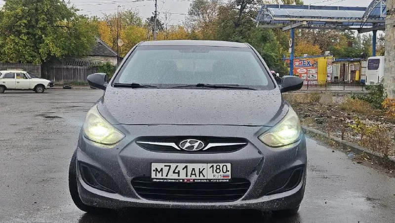 Hyundai solaris 2014 года выпуска, двигатель 1,4 бензин, пробег 333 тыс км, акпп. автомобиль в хорошем техническом состоянии, кондиционер, стеклоподьемники, эл. зеркала, подогрев сидений, есть моменты по лкп (не гнилой). учёт рф 180 регион. продажа по дкп с переоформлением. осмотр г. макеевка. цена 555 000 ₽. +79495217300 - фотография - 1