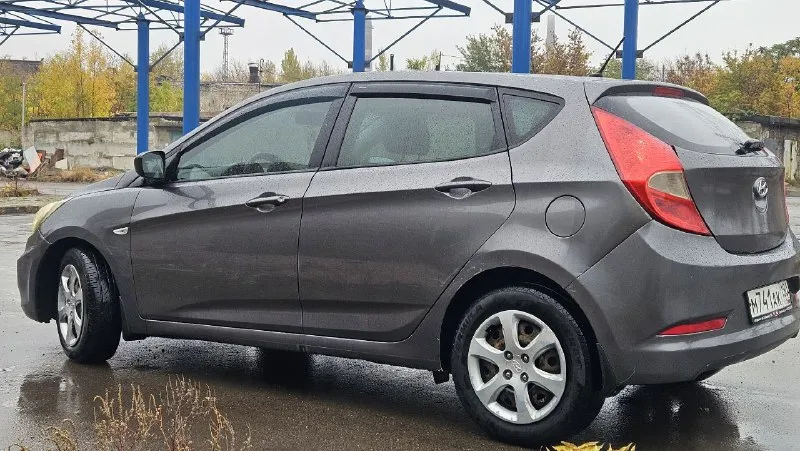 Hyundai solaris 2014 года выпуска, двигатель 1,4 бензин, пробег 333 тыс км, акпп. автомобиль в хорошем техническом состоянии, кондиционер, стеклоподьемники, эл. зеркала, подогрев сидений, есть моменты по лкп (не гнилой). учёт рф 180 регион. продажа по дкп с переоформлением. осмотр г. макеевка. цена 555 000 ₽. +79495217300 - фотография - 3