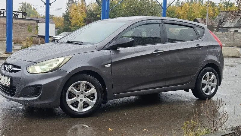 Hyundai solaris 2014 года выпуска, двигатель 1,4 бензин, пробег 333 тыс км, акпп. автомобиль в хорошем техническом состоянии, кондиционер, стеклоподьемники, эл. зеркала, подогрев сидений, есть моменты по лкп (не гнилой). учёт рф 180 регион. продажа по дкп с переоформлением. осмотр г. макеевка. цена 555 000 ₽. +79495217300 - фотография - 5