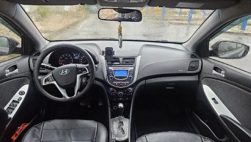 Hyundai solaris 2014 года выпуска, двигатель 1,4 бензин, пробег 333 тыс км, акпп. автомобиль в хорошем техническом состоянии, кондиционер, стеклоподьемники, эл. зеркала, подогрев сидений, есть моменты по лкп (не гнилой). учёт рф 180 регион. продажа по дкп с переоформлением. осмотр г. макеевка. цена 555 000 ₽. +79495217300 - фотография - 7