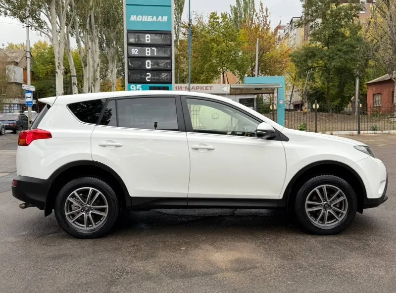 Продам toyota rav4 2.0 бензин год выпуска 2013 состояние идеальное. без вмятин царапин и рыжиков сервисные книги. сигнализация pandora парктроники камера заднего хода вложений не требует! любое оформление! я втарой хозяин! салон не затертый не порваный авто полностью обслужена до мелочей полный привод работает! работает ровно. коробка переключает идеально климат контроль работает все жидкости заменены! стекла все родные каждая кнопка работает) цена 1.650₽ +7-949-794-46-27 остольные вопросы по телефону звоните в любое время. 📲 tg: евгений 📞 звоните: +7(949)7944627 - фотография - 3