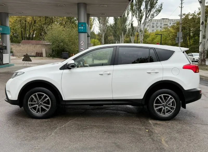 Продам toyota rav4 2.0 бензин год выпуска 2013 состояние идеальное. без вмятин царапин и рыжиков сервисные книги. сигнализация pandora парктроники камера заднего хода вложений не требует! любое оформление! я втарой хозяин! салон не затертый не порваный авто полностью обслужена до мелочей полный привод работает! работает ровно. коробка переключает идеально климат контроль работает все жидкости заменены! стекла все родные каждая кнопка работает) цена 1.650₽ +7-949-794-46-27 остольные вопросы по телефону звоните в любое время. 📲 tg: евгений 📞 звоните: +7(949)7944627 - фотография - 6