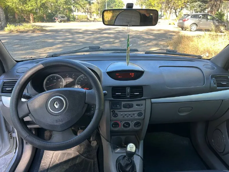 🚘 марка / модель: renault symbol 📅 год выпуска: 2010 ⛽ двигатель (тип, объем): газ/бензин 1.4 🔧 тип кпп: механика 5 ст. 👨‍⚖ владельцев в птс: 1 📮 город: макеевка 💶 цена:425 тысяч рублей 📝 описание: двигатель масло не ест. не троит, не дымит. кпп переключает мягко без хрустов, не выбивает. покупал у единственного собственника с салона. по кузову не гнилая не ржавая, есть пара царапин и мелких вмятин. пробег 306 тысяч км. оригинальный, не скрученный. комплектация: 2 передних электростеклоподъемника, гур, кондиционер, туманки, мультируль, подогрев заднего стекла, сигнализация, 2 ключа. газ зарегистрирован, вписан в птс. 2тысячи назад заменили колодки перед/зад, сайлентблоки задней балки, ступичный подшипник, радиатор печки. ☎ контактный телефон: +7 949 512 5521 📲 tg: @bmbardirocrokodilo 📞 звоните: +7(949)5125521 - фотография - 7