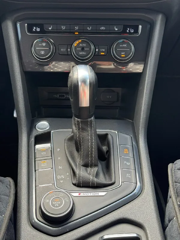 Продам личный автомобиль в очень богатой комплектации, пригнанный полтора года назад из голландии, чистый, настоящий европеец! volkswagen tiguan ii allspace 2.0 tdi на 240 л. с.(дизель) 2020 года, в идеальном состоянии! - два комплекта ключей - r line внешний и внутренний - black пакет - r20 диски - контурная подсветка салона амбиент - черный потолок - панорамная крыша - адаптивная led оптика с ассистентом дальнего свет dynamic light assist - удержание в полосе - адаптивный круиз контроль - камеры 360 - слепые зоны - ассистент движения в пробке - бесключевой доступ - автопарковка - парктроники 360 - датчик усталости водителя - цифровая приборная панель - сенсорный экран - carplay / android auto - функция открытия багажника ногой автомобиль в родном окрасе, без дтп! покрыт керамикой электронный птс получен, машина стоит на учете, сел поехал! vin: wvgzzz5nzlm020940 автотеку вышло по запросу! цена: 3.550.000₽ торг есть г. алчевск связь: +79590113828 / +79591172188 просьба 📞 звоните: +7(959)0113828 - фотография - 10