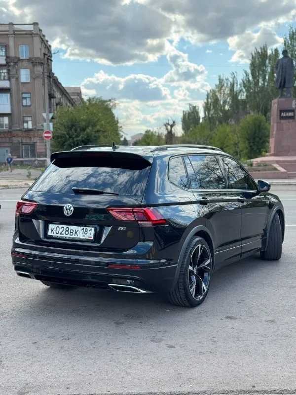 Продам личный автомобиль в очень богатой комплектации, пригнанный полтора года назад из голландии, чистый, настоящий европеец! volkswagen tiguan ii allspace 2.0 tdi на 240 л. с.(дизель) 2020 года, в идеальном состоянии! - два комплекта ключей - r line внешний и внутренний - black пакет - r20 диски - контурная подсветка салона амбиент - черный потолок - панорамная крыша - адаптивная led оптика с ассистентом дальнего свет dynamic light assist - удержание в полосе - адаптивный круиз контроль - камеры 360 - слепые зоны - ассистент движения в пробке - бесключевой доступ - автопарковка - парктроники 360 - датчик усталости водителя - цифровая приборная панель - сенсорный экран - carplay / android auto - функция открытия багажника ногой автомобиль в родном окрасе, без дтп! покрыт керамикой электронный птс получен, машина стоит на учете, сел поехал! vin: wvgzzz5nzlm020940 автотеку вышло по запросу! цена: 3.550.000₽ торг есть г. алчевск связь: +79590113828 / +79591172188 просьба 📞 звоните: +7(959)0113828 - фотография - 4