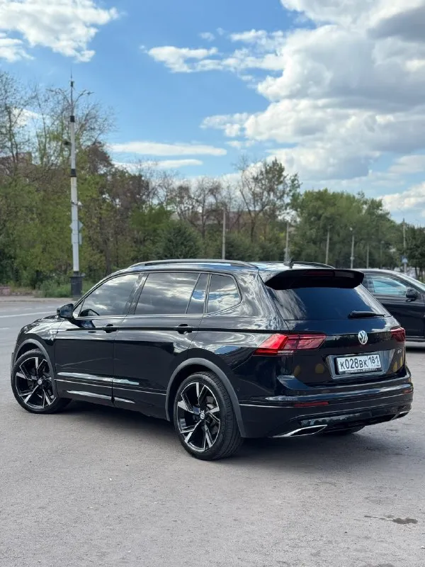 Продам личный автомобиль в очень богатой комплектации, пригнанный полтора года назад из голландии, чистый, настоящий европеец! volkswagen tiguan ii allspace 2.0 tdi на 240 л. с.(дизель) 2020 года, в идеальном состоянии! - два комплекта ключей - r line внешний и внутренний - black пакет - r20 диски - контурная подсветка салона амбиент - черный потолок - панорамная крыша - адаптивная led оптика с ассистентом дальнего свет dynamic light assist - удержание в полосе - адаптивный круиз контроль - камеры 360 - слепые зоны - ассистент движения в пробке - бесключевой доступ - автопарковка - парктроники 360 - датчик усталости водителя - цифровая приборная панель - сенсорный экран - carplay / android auto - функция открытия багажника ногой автомобиль в родном окрасе, без дтп! покрыт керамикой электронный птс получен, машина стоит на учете, сел поехал! vin: wvgzzz5nzlm020940 автотеку вышло по запросу! цена: 3.550.000₽ торг есть г. алчевск связь: +79590113828 / +79591172188 просьба 📞 звоните: +7(959)0113828 - фотография - 5
