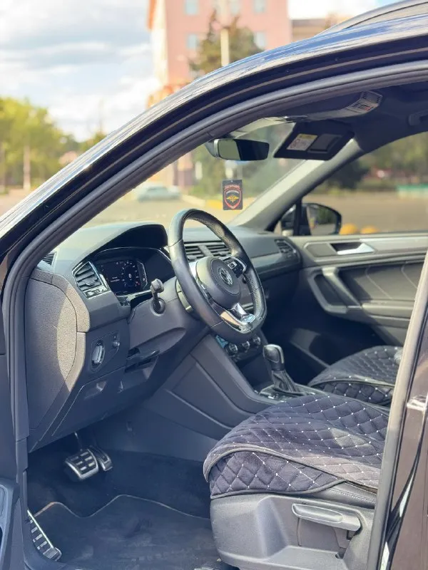 Продам личный автомобиль в очень богатой комплектации, пригнанный полтора года назад из голландии, чистый, настоящий европеец! volkswagen tiguan ii allspace 2.0 tdi на 240 л. с.(дизель) 2020 года, в идеальном состоянии! - два комплекта ключей - r line внешний и внутренний - black пакет - r20 диски - контурная подсветка салона амбиент - черный потолок - панорамная крыша - адаптивная led оптика с ассистентом дальнего свет dynamic light assist - удержание в полосе - адаптивный круиз контроль - камеры 360 - слепые зоны - ассистент движения в пробке - бесключевой доступ - автопарковка - парктроники 360 - датчик усталости водителя - цифровая приборная панель - сенсорный экран - carplay / android auto - функция открытия багажника ногой автомобиль в родном окрасе, без дтп! покрыт керамикой электронный птс получен, машина стоит на учете, сел поехал! vin: wvgzzz5nzlm020940 автотеку вышло по запросу! цена: 3.550.000₽ торг есть г. алчевск связь: +79590113828 / +79591172188 просьба 📞 звоните: +7(959)0113828 - фотография - 7
