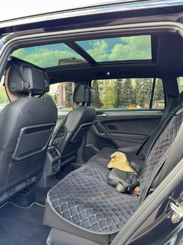 Продам личный автомобиль в очень богатой комплектации, пригнанный полтора года назад из голландии, чистый, настоящий европеец! volkswagen tiguan ii allspace 2.0 tdi на 240 л. с.(дизель) 2020 года, в идеальном состоянии! - два комплекта ключей - r line внешний и внутренний - black пакет - r20 диски - контурная подсветка салона амбиент - черный потолок - панорамная крыша - адаптивная led оптика с ассистентом дальнего свет dynamic light assist - удержание в полосе - адаптивный круиз контроль - камеры 360 - слепые зоны - ассистент движения в пробке - бесключевой доступ - автопарковка - парктроники 360 - датчик усталости водителя - цифровая приборная панель - сенсорный экран - carplay / android auto - функция открытия багажника ногой автомобиль в родном окрасе, без дтп! покрыт керамикой электронный птс получен, машина стоит на учете, сел поехал! vin: wvgzzz5nzlm020940 автотеку вышло по запросу! цена: 3.550.000₽ торг есть г. алчевск связь: +79590113828 / +79591172188 просьба 📞 звоните: +7(959)0113828 - фотография - 8