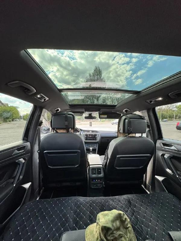 Продам личный автомобиль в очень богатой комплектации, пригнанный полтора года назад из голландии, чистый, настоящий европеец! volkswagen tiguan ii allspace 2.0 tdi на 240 л. с.(дизель) 2020 года, в идеальном состоянии! - два комплекта ключей - r line внешний и внутренний - black пакет - r20 диски - контурная подсветка салона амбиент - черный потолок - панорамная крыша - адаптивная led оптика с ассистентом дальнего свет dynamic light assist - удержание в полосе - адаптивный круиз контроль - камеры 360 - слепые зоны - ассистент движения в пробке - бесключевой доступ - автопарковка - парктроники 360 - датчик усталости водителя - цифровая приборная панель - сенсорный экран - carplay / android auto - функция открытия багажника ногой автомобиль в родном окрасе, без дтп! покрыт керамикой электронный птс получен, машина стоит на учете, сел поехал! vin: wvgzzz5nzlm020940 автотеку вышло по запросу! цена: 3.550.000₽ торг есть г. алчевск связь: +79590113828 / +79591172188 просьба 📞 звоните: +7(959)0113828 - фотография - 9