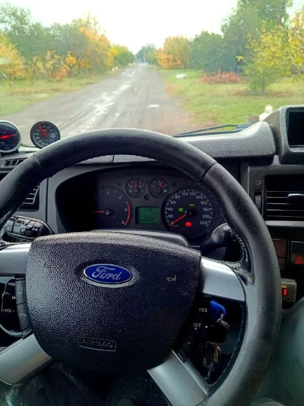 🚗 продается ford transit 2012 года 🚗 год выпуска:2012 1 владелец. категория:в мощность двигателя:125 л. с. объем двигателя:2.2 л 6-ступенчатая механическая надежный и вместительный ford transit в отличном техническом состоянии. - вместительный салон (8+1 мест) - категория в - после капитального ремонта ( есть дополнительные фото двигателя)новая турбина, новый стартер, новый компрессор кондиционера. два кондиционера заводских, вебасто, люк, круиз контроль, машина полностью исправна. цена:1.8 млн руб контакты:+79595678705📞 whatsapp +79591466186☎️телеграмм 📞 звоните: +7(959)5678705 - фотография - 3