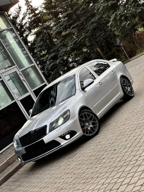 Skoda octavia vrs год выпуска - 2011 двигатель - 2.0tsi кпп - автоматическая цена - 1.285.000₽ тел. +79493902663 либо: +7 (949) 679-98-14 в продаже правильный шкодарь с топовым двигателем, зашитым на stage 2 ( едет очень бодро ) по кузову без каких либо изъянов, отпалированная и покрыта жидким стеклом ( без внимания на дороге не оставит ) в автомобиль денег не жалели. установлены тормозные диски с перфорацией, стоит дорогой корбованый нулевик, кованые диски r-18 на резине bridgestone, установлена полная трасса на 76 трубе с отстрелами, поставлен впуск apr, установлен даунпайп, замена родных линз на билед azoom k9, с покраской масок и нанесение бронепленки на фары ( ночью ехать можно как днём ) в салоне стоит амбиленд подсветка, андроид магнитола и сабвуфер ( играет мощно ) комплектация у авто самая жирная; заправленный двухзонный климат-контроль; круиз-контроль; подогревы сидений; комбинированный кожаный с алькантарой салон; датчик света и дож 📲 tg: @vladimir_23_23_23 📞 звоните: +7(949)3902663 - фотография - 3