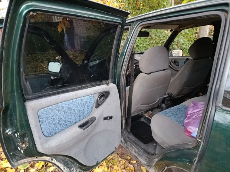 Продам нива шевроле 2004 г с документами в порядке 1хоз, на хорошем ходу, гур раздатка в исправном состоянии, интересно пишите скину телефон +79496317808.. срочно нужны финансы цена 260к - фотография - 6