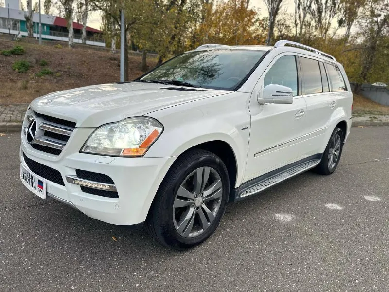 Продам mercedes gl x164, 2012г. , 3л дизель турбо, 3 ряда, 7 местный. пробег 203000,комплектация с телевизорами сзади, 2 люка, пневма. кузов в отличном состоянии. цена 2000000,торг детали в личку или по телефону, донецк. +79497021709 - фотография - 4