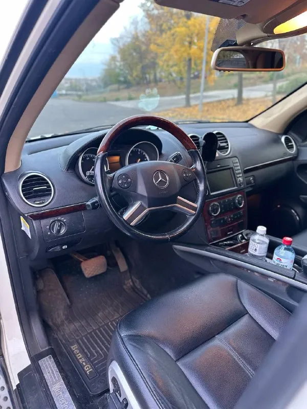 Продам mercedes gl x164, 2012г. , 3л дизель турбо, 3 ряда, 7 местный. пробег 203000,комплектация с телевизорами сзади, 2 люка, пневма. кузов в отличном состоянии. цена 2000000,торг детали в личку или по телефону, донецк. +79497021709 - фотография - 8