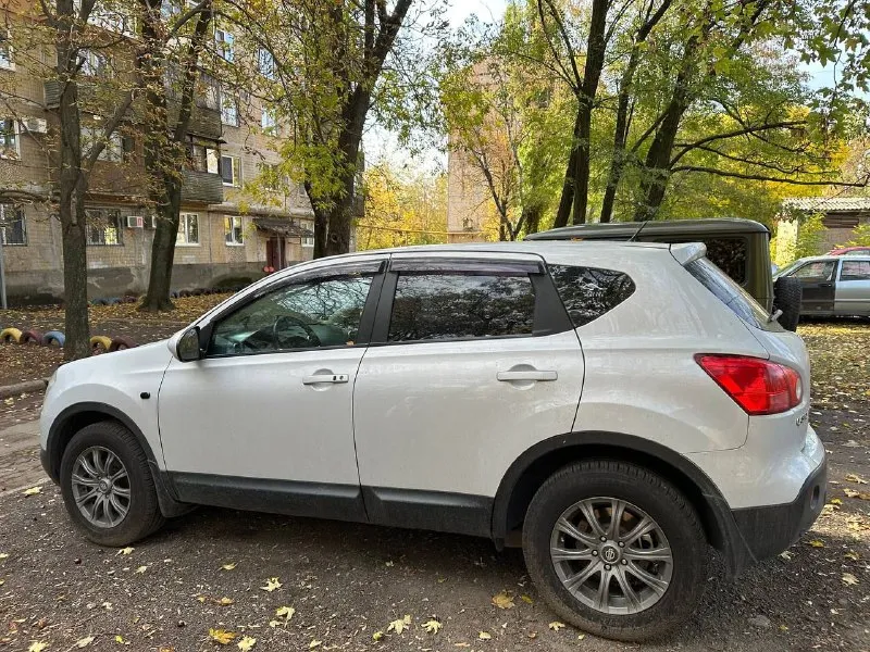 Продам nissan кашкай авто в хорошем состоянии год выпуска 2007 пробег: 230 тыс. км акпп, бесключевой доступ, подогрев передних сидений, круиз контроль, датчик дождя, датчик света, двух зонный климат контроль, кожаный салон, подключаемый полный привод. двигатель после капитального ремонта прошел 10 тыс км. стоимость составила 250 к. салон чистый ухоженный документы в полном порядке имеется трещина на лобовом стекле незначительная (стекло имеется в гараже, не было заменено в виду отсутствия времени) новая летняя и зимняя резина проездили один сезон новый аккумулятор новый глушитель недавно были заменены свечи, катушки стоимость 920 торг уместен возможность обмена на автомобиль с акпп с доплатой осмотр донецк +7949 034 64 41, +7949 846 58 93 - фотография - 2