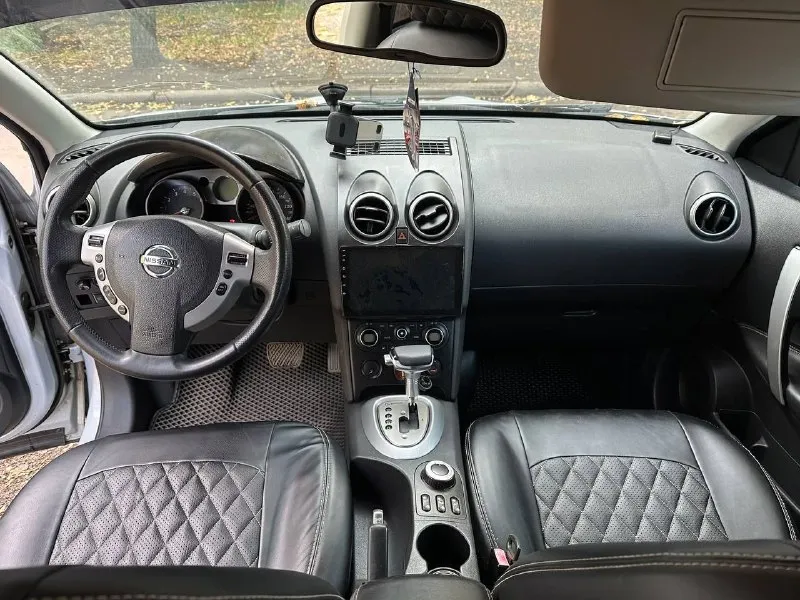 Продам nissan кашкай авто в хорошем состоянии год выпуска 2007 пробег: 230 тыс. км акпп, бесключевой доступ, подогрев передних сидений, круиз контроль, датчик дождя, датчик света, двух зонный климат контроль, кожаный салон, подключаемый полный привод. двигатель после капитального ремонта прошел 10 тыс км. стоимость составила 250 к. салон чистый ухоженный документы в полном порядке имеется трещина на лобовом стекле незначительная (стекло имеется в гараже, не было заменено в виду отсутствия времени) новая летняя и зимняя резина проездили один сезон новый аккумулятор новый глушитель недавно были заменены свечи, катушки стоимость 920 торг уместен возможность обмена на автомобиль с акпп с доплатой осмотр донецк +7949 034 64 41, +7949 846 58 93 - фотография - 3