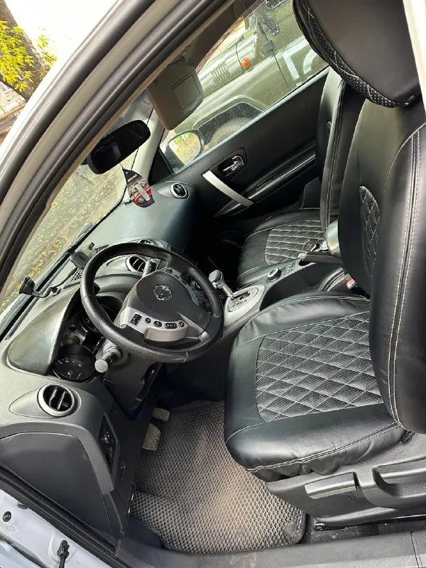 Продам nissan кашкай авто в хорошем состоянии год выпуска 2007 пробег: 230 тыс. км акпп, бесключевой доступ, подогрев передних сидений, круиз контроль, датчик дождя, датчик света, двух зонный климат контроль, кожаный салон, подключаемый полный привод. двигатель после капитального ремонта прошел 10 тыс км. стоимость составила 250 к. салон чистый ухоженный документы в полном порядке имеется трещина на лобовом стекле незначительная (стекло имеется в гараже, не было заменено в виду отсутствия времени) новая летняя и зимняя резина проездили один сезон новый аккумулятор новый глушитель недавно были заменены свечи, катушки стоимость 920 торг уместен возможность обмена на автомобиль с акпп с доплатой осмотр донецк +7949 034 64 41, +7949 846 58 93 - фотография - 4
