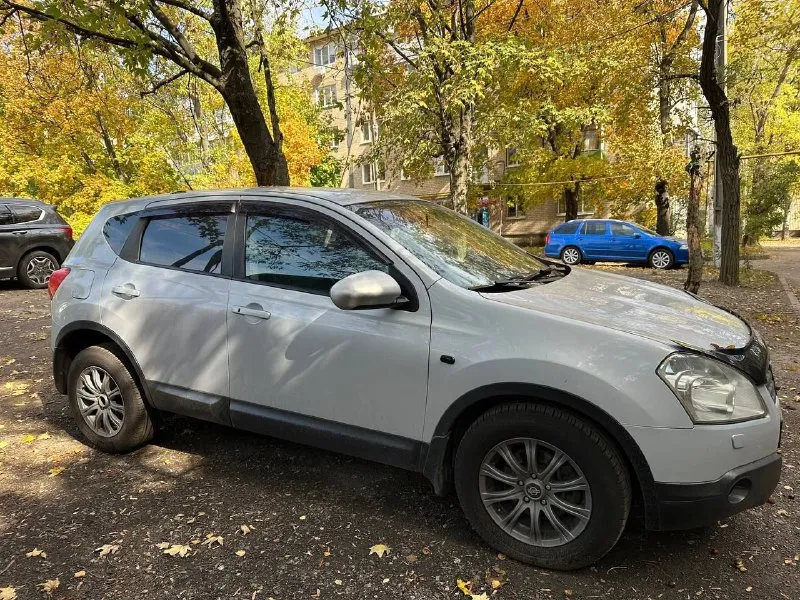 Продам nissan кашкай авто в хорошем состоянии год выпуска 2007 пробег: 230 тыс. км акпп, бесключевой доступ, подогрев передних сидений, круиз контроль, датчик дождя, датчик света, двух зонный климат контроль, кожаный салон, подключаемый полный привод. двигатель после капитального ремонта прошел 10 тыс км. стоимость составила 250 к. салон чистый ухоженный документы в полном порядке имеется трещина на лобовом стекле незначительная (стекло имеется в гараже, не было заменено в виду отсутствия времени) новая летняя и зимняя резина проездили один сезон новый аккумулятор новый глушитель недавно были заменены свечи, катушки стоимость 920 торг уместен возможность обмена на автомобиль с акпп с доплатой осмотр донецк +7949 034 64 41, +7949 846 58 93 - фотография - 5