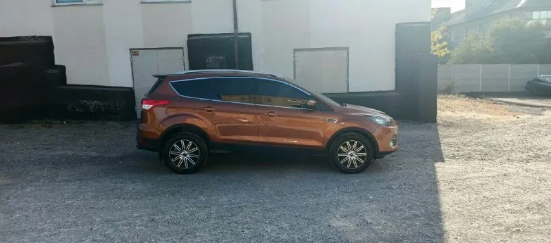 Ford куга 2, 2014 года выпуска, полный привод, объем 1.6.в данной автомашине поменял следующее: помпа (водяной насос), термостат, датчик температуры, антифриз, залито масло в двигатель 5w-30 liqwi moly молиген, заменено масло в коробке, поменяны передние амортизаторы с пыльниками, передние чашки, передние тяги стабилизатора (яйца), передние шаровые, передние наконечники, подушка двигателя, расширительный бачок, задние тяги стабилизатора (яйца), поменяны в круг тормозные диски с колодками, заменен масляный, воздушный и салонный фильтр, обслужен кондиционер, установлены дорогие led лампы в противотуманных фарах и в фаре дополнительного освещения, поменяны ксенон лампы в ближнем свете, заменены боковые повторители на зеркале на диодную оптику, установлено новое литье на 17, установлен хороший видео регистратор и т. д. машина делалась для себя. в машине имеется: подогрев передних сидений, черный комбинированный салон, центральный замок, без ключевой доступ, установ 📞 звоните: +7(949)8226352 - фотография - 2