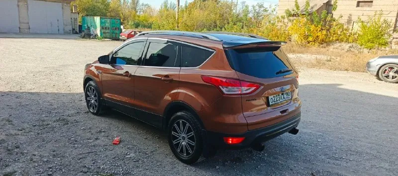 Ford куга 2, 2014 года выпуска, полный привод, объем 1.6.в данной автомашине поменял следующее: помпа (водяной насос), термостат, датчик температуры, антифриз, залито масло в двигатель 5w-30 liqwi moly молиген, заменено масло в коробке, поменяны передние амортизаторы с пыльниками, передние чашки, передние тяги стабилизатора (яйца), передние шаровые, передние наконечники, подушка двигателя, расширительный бачок, задние тяги стабилизатора (яйца), поменяны в круг тормозные диски с колодками, заменен масляный, воздушный и салонный фильтр, обслужен кондиционер, установлены дорогие led лампы в противотуманных фарах и в фаре дополнительного освещения, поменяны ксенон лампы в ближнем свете, заменены боковые повторители на зеркале на диодную оптику, установлено новое литье на 17, установлен хороший видео регистратор и т. д. машина делалась для себя. в машине имеется: подогрев передних сидений, черный комбинированный салон, центральный замок, без ключевой доступ, установ 📞 звоните: +7(949)8226352 - фотография - 3