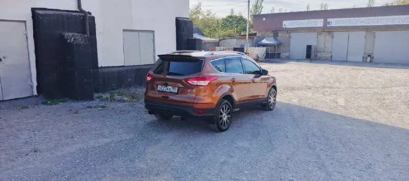 Ford куга 2, 2014 года выпуска, полный привод, объем 1.6.в данной автомашине поменял следующее: помпа (водяной насос), термостат, датчик температуры, антифриз, залито масло в двигатель 5w-30 liqwi moly молиген, заменено масло в коробке, поменяны передние амортизаторы с пыльниками, передние чашки, передние тяги стабилизатора (яйца), передние шаровые, передние наконечники, подушка двигателя, расширительный бачок, задние тяги стабилизатора (яйца), поменяны в круг тормозные диски с колодками, заменен масляный, воздушный и салонный фильтр, обслужен кондиционер, установлены дорогие led лампы в противотуманных фарах и в фаре дополнительного освещения, поменяны ксенон лампы в ближнем свете, заменены боковые повторители на зеркале на диодную оптику, установлено новое литье на 17, установлен хороший видео регистратор и т. д. машина делалась для себя. в машине имеется: подогрев передних сидений, черный комбинированный салон, центральный замок, без ключевой доступ, установ 📞 звоните: +7(949)8226352 - фотография - 5