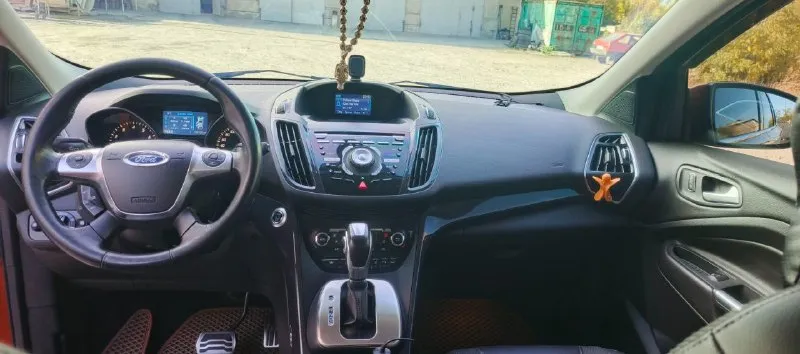 Ford куга 2, 2014 года выпуска, полный привод, объем 1.6.в данной автомашине поменял следующее: помпа (водяной насос), термостат, датчик температуры, антифриз, залито масло в двигатель 5w-30 liqwi moly молиген, заменено масло в коробке, поменяны передние амортизаторы с пыльниками, передние чашки, передние тяги стабилизатора (яйца), передние шаровые, передние наконечники, подушка двигателя, расширительный бачок, задние тяги стабилизатора (яйца), поменяны в круг тормозные диски с колодками, заменен масляный, воздушный и салонный фильтр, обслужен кондиционер, установлены дорогие led лампы в противотуманных фарах и в фаре дополнительного освещения, поменяны ксенон лампы в ближнем свете, заменены боковые повторители на зеркале на диодную оптику, установлено новое литье на 17, установлен хороший видео регистратор и т. д. машина делалась для себя. в машине имеется: подогрев передних сидений, черный комбинированный салон, центральный замок, без ключевой доступ, установ 📞 звоните: +7(949)8226352 - фотография - 6