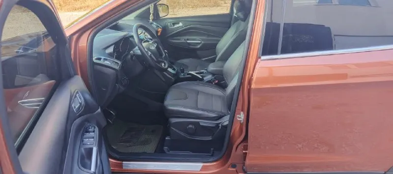 Ford куга 2, 2014 года выпуска, полный привод, объем 1.6.в данной автомашине поменял следующее: помпа (водяной насос), термостат, датчик температуры, антифриз, залито масло в двигатель 5w-30 liqwi moly молиген, заменено масло в коробке, поменяны передние амортизаторы с пыльниками, передние чашки, передние тяги стабилизатора (яйца), передние шаровые, передние наконечники, подушка двигателя, расширительный бачок, задние тяги стабилизатора (яйца), поменяны в круг тормозные диски с колодками, заменен масляный, воздушный и салонный фильтр, обслужен кондиционер, установлены дорогие led лампы в противотуманных фарах и в фаре дополнительного освещения, поменяны ксенон лампы в ближнем свете, заменены боковые повторители на зеркале на диодную оптику, установлено новое литье на 17, установлен хороший видео регистратор и т. д. машина делалась для себя. в машине имеется: подогрев передних сидений, черный комбинированный салон, центральный замок, без ключевой доступ, установ 📞 звоните: +7(949)8226352 - фотография - 7