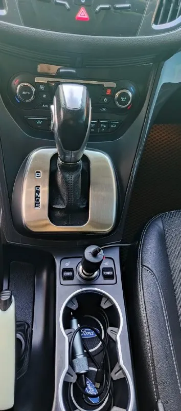 Ford куга 2, 2014 года выпуска, полный привод, объем 1.6.в данной автомашине поменял следующее: помпа (водяной насос), термостат, датчик температуры, антифриз, залито масло в двигатель 5w-30 liqwi moly молиген, заменено масло в коробке, поменяны передние амортизаторы с пыльниками, передние чашки, передние тяги стабилизатора (яйца), передние шаровые, передние наконечники, подушка двигателя, расширительный бачок, задние тяги стабилизатора (яйца), поменяны в круг тормозные диски с колодками, заменен масляный, воздушный и салонный фильтр, обслужен кондиционер, установлены дорогие led лампы в противотуманных фарах и в фаре дополнительного освещения, поменяны ксенон лампы в ближнем свете, заменены боковые повторители на зеркале на диодную оптику, установлено новое литье на 17, установлен хороший видео регистратор и т. д. машина делалась для себя. в машине имеется: подогрев передних сидений, черный комбинированный салон, центральный замок, без ключевой доступ, установ 📞 звоните: +7(949)8226352 - фотография - 8