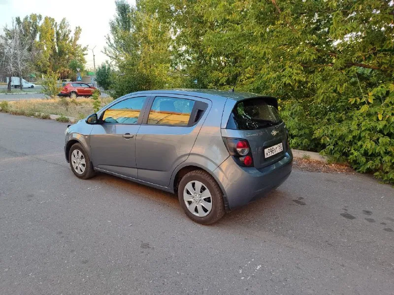 ❗❗❗собственник❗❗❗ продам chevrolet авео т300 в отличном состояни! 2013 года. ✅птс оригинал! ✅юридически чистая! ✅двигатель объемом 1.6 работает ровно и тихо ✅автоматическая коробка передач переключает плавно ✅ходовая часть полностью обслужена, не гремит, не стучит ✅рабочий кондиционер и все опции ✅мультируль ✅два ключа ✅родной пробег 135 тыс. км ✅отличное техническое состояние! 🗞️ цена 900 000р 📎торг обоснованный возле капота +79494005855 📞 звоните: +7(949)4005855 - фотография - 1