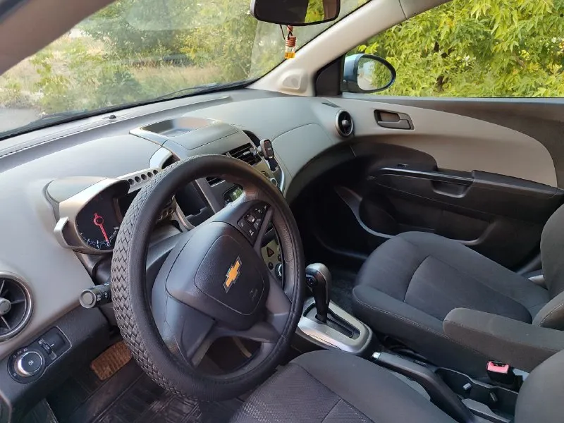 ❗❗❗собственник❗❗❗ продам chevrolet авео т300 в отличном состояни! 2013 года. ✅птс оригинал! ✅юридически чистая! ✅двигатель объемом 1.6 работает ровно и тихо ✅автоматическая коробка передач переключает плавно ✅ходовая часть полностью обслужена, не гремит, не стучит ✅рабочий кондиционер и все опции ✅мультируль ✅два ключа ✅родной пробег 135 тыс. км ✅отличное техническое состояние! 🗞️ цена 900 000р 📎торг обоснованный возле капота +79494005855 📞 звоните: +7(949)4005855 - фотография - 2