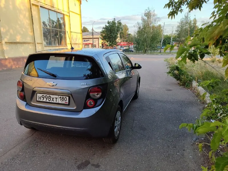 ❗❗❗собственник❗❗❗ продам chevrolet авео т300 в отличном состояни! 2013 года. ✅птс оригинал! ✅юридически чистая! ✅двигатель объемом 1.6 работает ровно и тихо ✅автоматическая коробка передач переключает плавно ✅ходовая часть полностью обслужена, не гремит, не стучит ✅рабочий кондиционер и все опции ✅мультируль ✅два ключа ✅родной пробег 135 тыс. км ✅отличное техническое состояние! 🗞️ цена 900 000р 📎торг обоснованный возле капота +79494005855 📞 звоните: +7(949)4005855 - фотография - 3