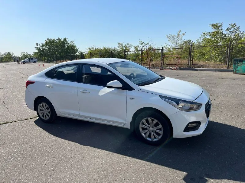 🔥продам: hyundai solaris 2019 год 🔥 ✅коробка автомат 6 ступенчатый ✅двигатель 1.4, 100л. с (работает без нареканий) ✅полное переоформление ✅2 владелец ✅родной пробег:140.000 ✅салон в идеальном состоянии, ухоженный ✅заменены расходники, свечи, все жидкости, тормозные колодки ✅ходовая в идеальном состоянии ✅резина новая (лето) 💰цена:980.000 (торг уместен)💰 полностью живой solaris для повседневного надежного использования, машина вложений не требует. для связи +79494149102 либо писать в л. с - фотография - 3
