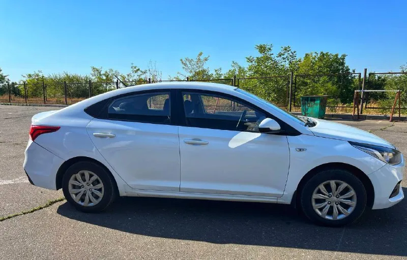 🔥продам: hyundai solaris 2019 год 🔥 ✅коробка автомат 6 ступенчатый ✅двигатель 1.4, 100л. с (работает без нареканий) ✅полное переоформление ✅2 владелец ✅родной пробег:140.000 ✅салон в идеальном состоянии, ухоженный ✅заменены расходники, свечи, все жидкости, тормозные колодки ✅ходовая в идеальном состоянии ✅резина новая (лето) 💰цена:980.000 (торг уместен)💰 полностью живой solaris для повседневного надежного использования, машина вложений не требует. для связи +79494149102 либо писать в л. с - фотография - 4