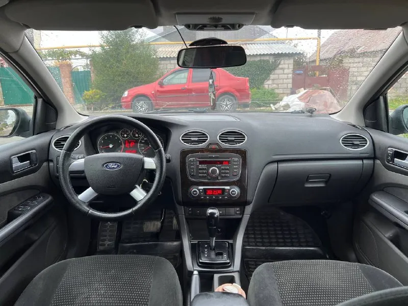 Продам ford focus 2 ghia переходной рестайлинг двигатель 2.0 бензин кпп: автомат год выпуска: 2007 цвет: темно-серый ! автомобиль в очень хорошем состоянии, двигатель масло не ест, не дымит, коробка работает отлично. по ходовой вопросов нет едет мягко, без стуков и прочего, кузов в хорошем состоянии днище и пороги целые! богатая комплектация ghia с двух зоннным климатом, обогревом лобового, сидений, зеркал, esp(курсовая устойчивость) abs, бортовик, эл. зеркала, птф, 4 стеклоподьемника, сигнализация, дисковые тормоза вкруг! кондиционер холодит❄️ задние парктроники, имееться трещина на лобовом снизу, все стекла родные по документам порядок без штрафов и запретов! комплект хорошей зимней резины в комплекте! торг есть цена: 545000 📍мариуполь 📞+79496463727 - фотография - 10