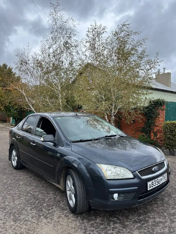 Продам ford focus 2 ghia переходной рестайлинг двигатель 2.0 бензин кпп: автомат год выпуска: 2007 цвет: темно-серый ! автомобиль в очень хорошем состоянии, двигатель масло не ест, не дымит, коробка работает отлично. по ходовой вопросов нет едет мягко, без стуков и прочего, кузов в хорошем состоянии днище и пороги целые! богатая комплектация ghia с двух зоннным климатом, обогревом лобового, сидений, зеркал, esp(курсовая устойчивость) abs, бортовик, эл. зеркала, птф, 4 стеклоподьемника, сигнализация, дисковые тормоза вкруг! кондиционер холодит❄️ задние парктроники, имееться трещина на лобовом снизу, все стекла родные по документам порядок без штрафов и запретов! комплект хорошей зимней резины в комплекте! торг есть цена: 545000 📍мариуполь 📞+79496463727 - фотография - 2
