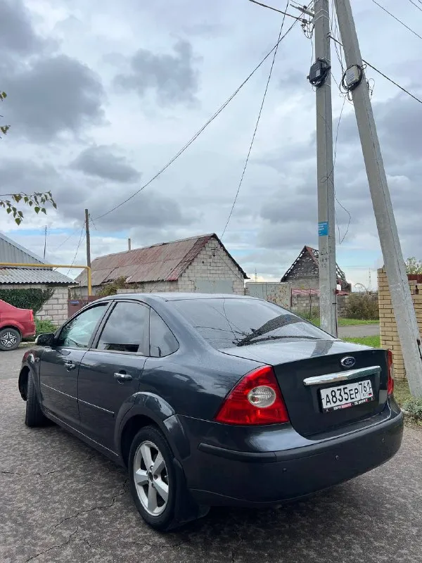 Продам ford focus 2 ghia переходной рестайлинг двигатель 2.0 бензин кпп: автомат год выпуска: 2007 цвет: темно-серый ! автомобиль в очень хорошем состоянии, двигатель масло не ест, не дымит, коробка работает отлично. по ходовой вопросов нет едет мягко, без стуков и прочего, кузов в хорошем состоянии днище и пороги целые! богатая комплектация ghia с двух зоннным климатом, обогревом лобового, сидений, зеркал, esp(курсовая устойчивость) abs, бортовик, эл. зеркала, птф, 4 стеклоподьемника, сигнализация, дисковые тормоза вкруг! кондиционер холодит❄️ задние парктроники, имееться трещина на лобовом снизу, все стекла родные по документам порядок без штрафов и запретов! комплект хорошей зимней резины в комплекте! торг есть цена: 545000 📍мариуполь 📞+79496463727 - фотография - 4